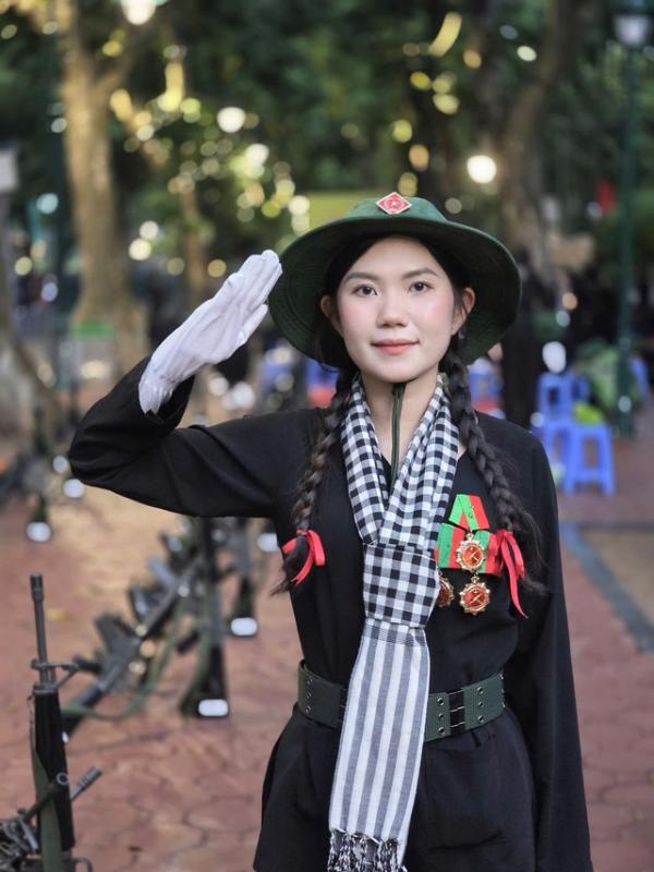 Nữ sinh Trường đại học Luật TP.HCM 3 lần diễu binh tình nguyện nhập ngũ- Ảnh 3.