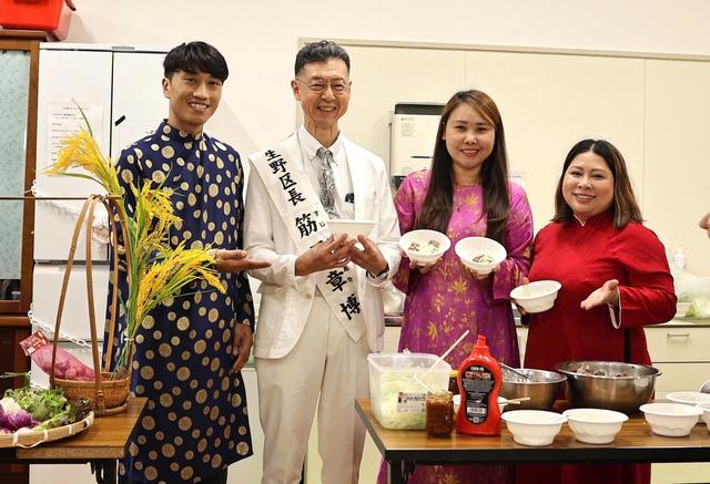 Lễ hội ẩm thực Việt Nam: Người Việt nấu phở đãi người Nhật tại Osaka - Ảnh 1. Lễ hội ẩm thực Việt Nam: Người Việt nấu phở đãi người Nhật tại Osaka - Ảnh 1.