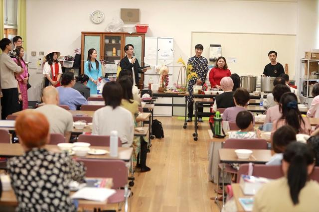 Lễ hội ẩm thực Việt Nam: Người Việt nấu phở đãi người Nhật tại Osaka - Ảnh 2. Lễ hội ẩm thực Việt Nam: Người Việt nấu phở đãi người Nhật tại Osaka - Ảnh 2.