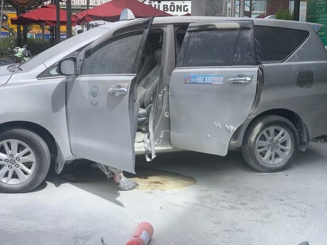 Taxi bốc cháy, tài xế bị kẹt bên trong: Pha giải cứu ngoạn mục trước khách sạn - Ảnh 6.