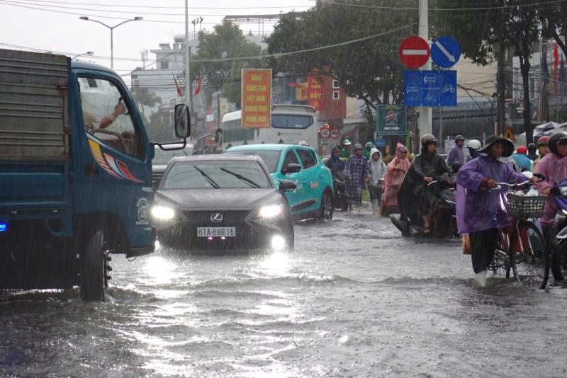 Mưa lớn gây ngập nặng nhiều tuyến đường ở Nha Trang - Ảnh 5.