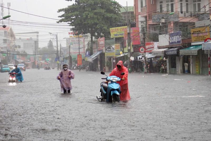 Mưa lớn gây ngập nặng nhiều tuyến đường ở Nha Trang - Ảnh 2.