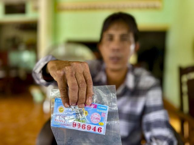 Tờ vé số trúng độc đắc bị rách: Chuyển công an giám định- Ảnh 2.