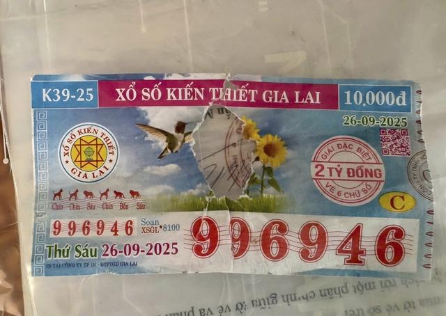 Tờ vé số trúng độc đắc bị rách: Chuyển công an giám định- Ảnh 1.