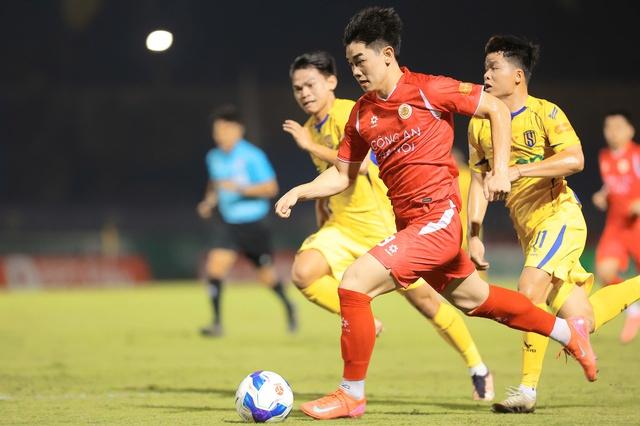 Phung phí cơ hội, đội Công an Hà Nội bị SLNA chia điểm trên sân Vinh- Ảnh 1.
