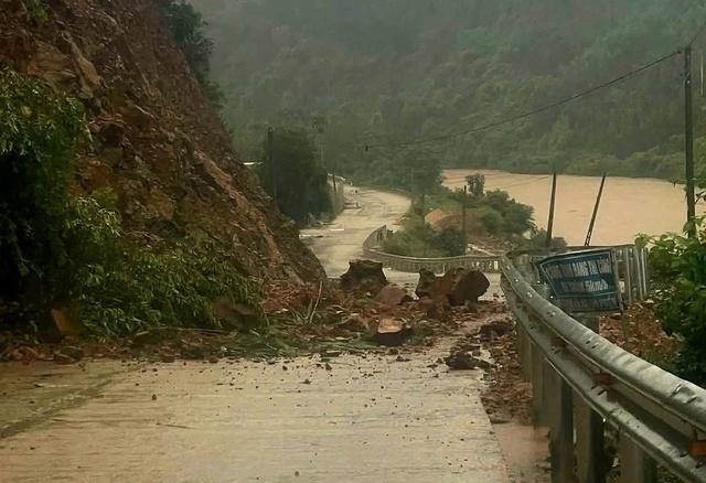 Ứng phó bão Fengshen (bão số 12): Quảng Ngãi bắn pháo hiệu khẩn cấp kêu gọi tàu thuyền vào bờ - Ảnh 4.