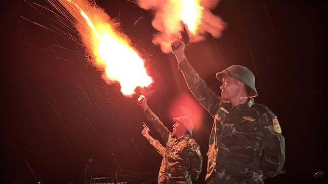 Ứng phó bão Fengshen (bão số 12): Quảng Ngãi bắn pháo hiệu khẩn cấp kêu gọi tàu thuyền vào bờ - Ảnh 1.