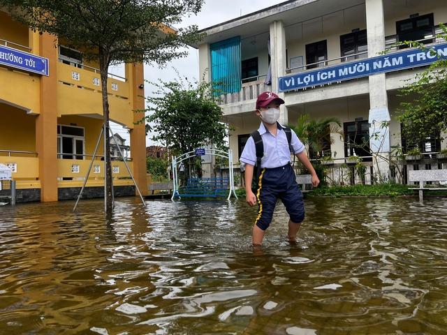 Huế thông báo khẩn cho học sinh nghỉ học tránh bão lụt từ chiều 22 . 10 - Ảnh 2.