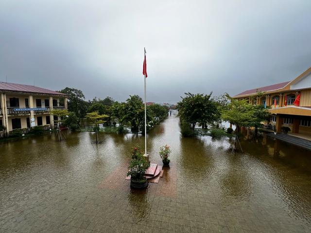 Huế thông báo khẩn cho học sinh nghỉ học tránh bão lụt từ chiều 22 . 10 - Ảnh 3.