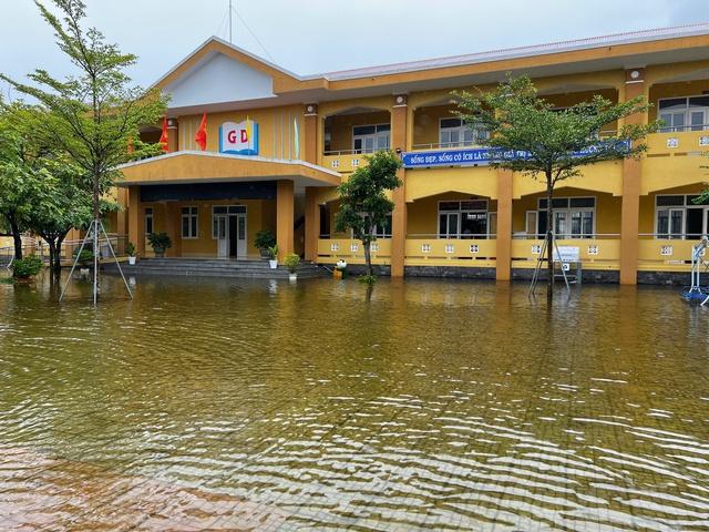 Huế thông báo khẩn cho học sinh nghỉ học tránh bão lụt từ chiều 22 . 10 - Ảnh 6.