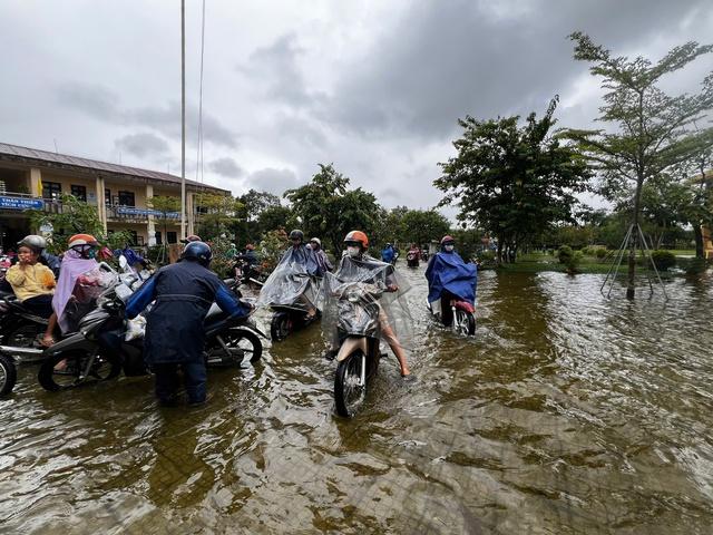 Huế thông báo khẩn cho học sinh nghỉ học tránh bão lụt từ chiều 22 . 10 - Ảnh 4.