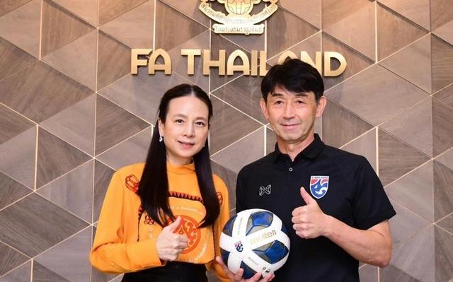 Madam Pang bị chỉ trích vì thái độ khó hiểu, bóng đá Thái Lan sóng gió dữ dội- Ảnh 1.