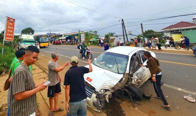 Hai ô tô tông nhau trên QL20 ở Lâm Đồng, may mắn không ai bị thương - Ảnh 1.