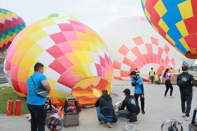Lễ hội khinh khí cầu Đà Lạt 2025 thu hút hàng ngàn du khách và người dân- Ảnh 1.