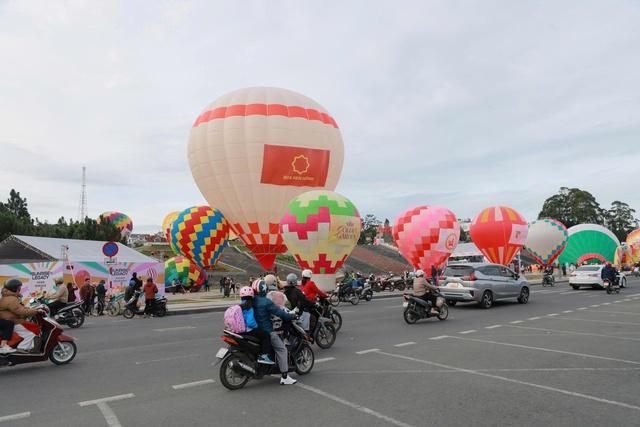 Lễ hội khinh khí cầu Đà Lạt 2025 thu hút hàng ngàn du khách và người dân- Ảnh 2.