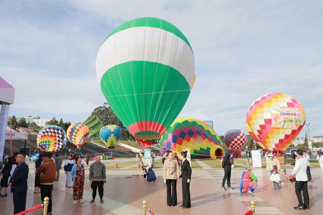 Lễ hội khinh khí cầu Đà Lạt 2025 thu hút hàng ngàn du khách và người dân- Ảnh 5.