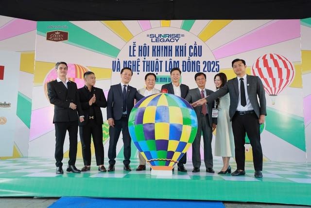 Lễ hội khinh khí cầu Đà Lạt 2025 thu hút hàng ngàn du khách và người dân- Ảnh 6.