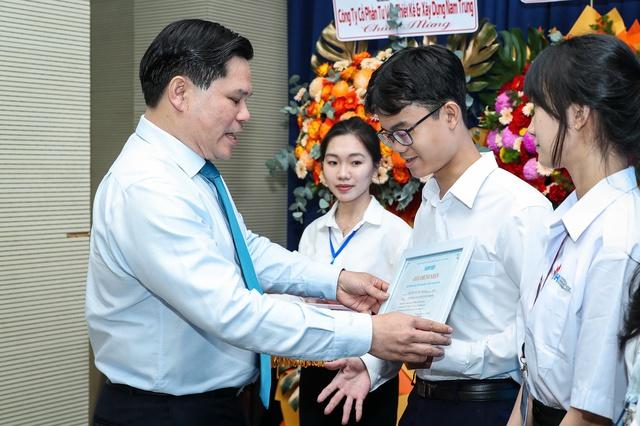 Trao 20 suất học bổng Nguyễn Thái Bình cho tân sinh viên Quảng Ngãi tại TP.HCM - Ảnh 2.