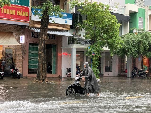 Tuy hòa chìm trong nước Sau cơn mưa lớn sáng 25 . 10 , Người dân khó khăn đi lại - Ảnh 5.