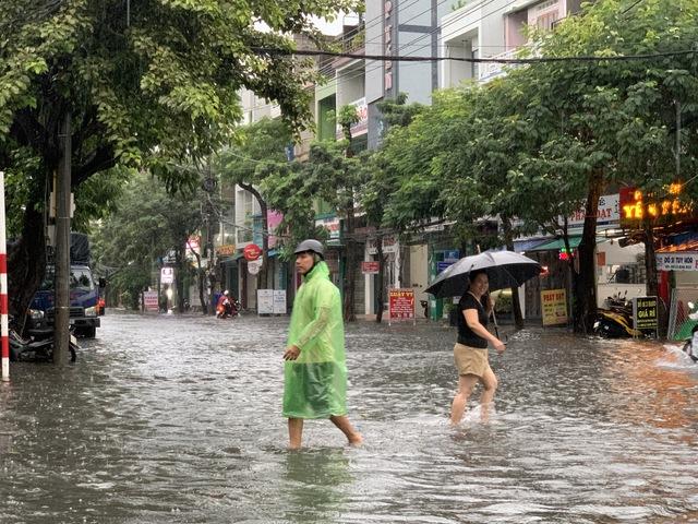 Tuy hòa chìm trong nước Sau cơn mưa lớn sáng 25 . 10 , Người dân khó khăn đi lại - Ảnh 6.