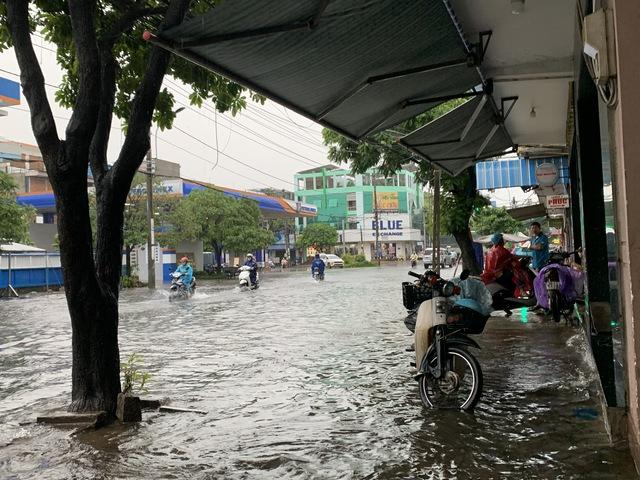 Tuy hòa chìm trong nước Sau cơn mưa lớn sáng 25 . 10 , Người dân khó khăn đi lại - Ảnh 2.