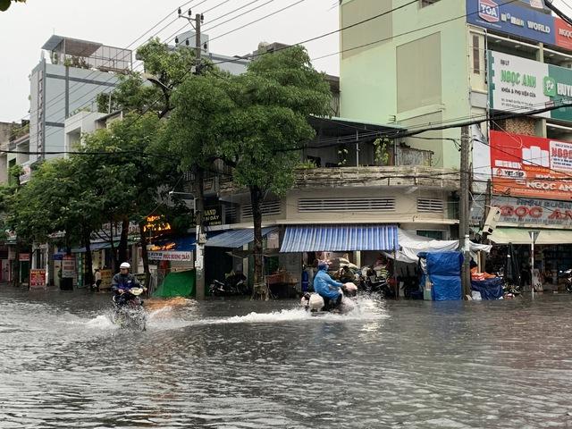 Tuy hòa chìm trong nước Sau cơn mưa lớn sáng 25 . 10 , Người dân khó khăn đi lại - Ảnh 8.
