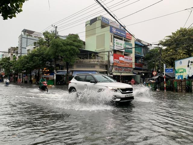 Tuy hòa chìm trong nước Sau cơn mưa lớn sáng 25 . 10 , Người dân khó khăn đi lại - Ảnh 1.