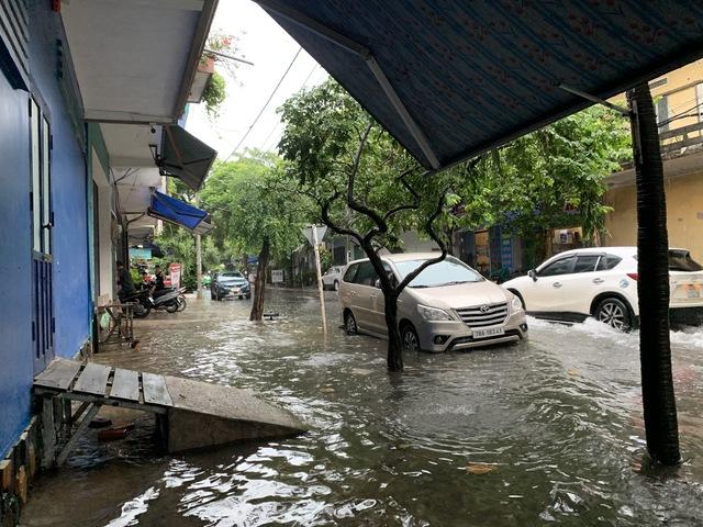 Tuy hòa chìm trong nước Sau cơn mưa lớn sáng 25 . 10 , Người dân khó khăn đi lại - Ảnh 3.