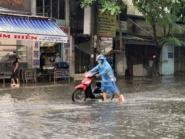 Tuy hòa chìm trong nước Sau cơn mưa lớn sáng 25 . 10 , Người dân khó khăn đi lại - Ảnh 4.