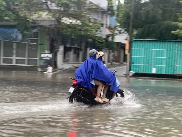 Tuy hòa chìm trong nước Sau cơn mưa lớn sáng 25 . 10 , Người dân khó khăn đi lại - Ảnh 7.