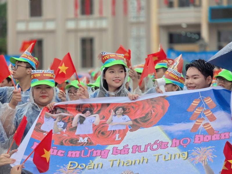 4.000 học sinh Khánh Hòa đội mưa 'cháy' hết mình cổ vũ Đoàn Thanh Tùng - Ảnh 2.