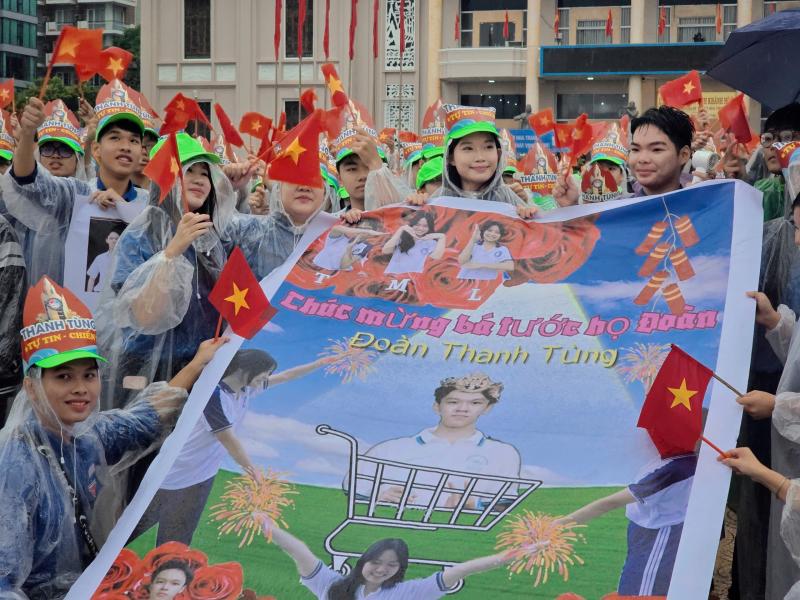 4.000 học sinh Khánh Hòa đội mưa 'cháy' hết mình cổ vũ Đoàn Thanh Tùng - Ảnh 8.