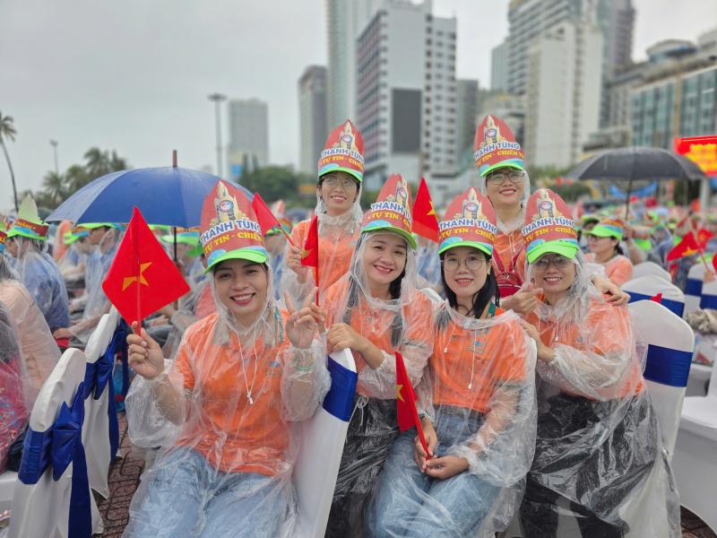 4.000 học sinh Khánh Hòa đội mưa 'cháy' hết mình cổ vũ Đoàn Thanh Tùng - Ảnh 4.