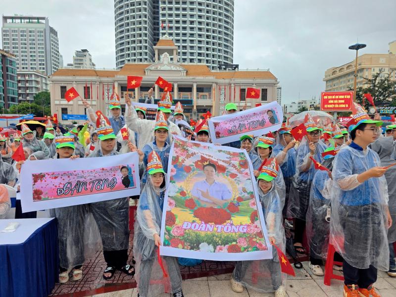 4.000 học sinh Khánh Hòa đội mưa 'cháy' hết mình cổ vũ Đoàn Thanh Tùng - Ảnh 3.