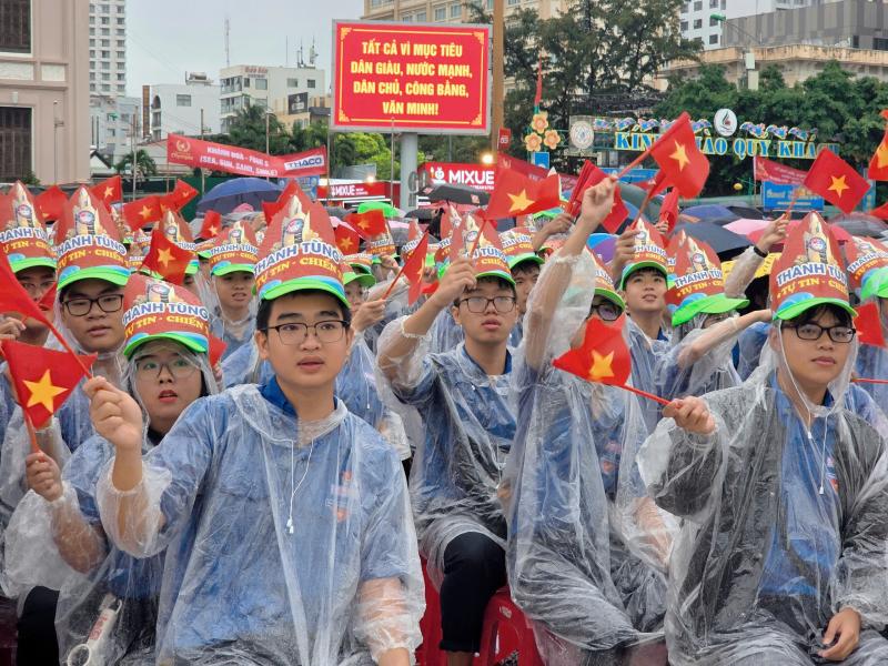 4.000 học sinh Khánh Hòa đội mưa 'cháy' hết mình cổ vũ Đoàn Thanh Tùng - Ảnh 6.