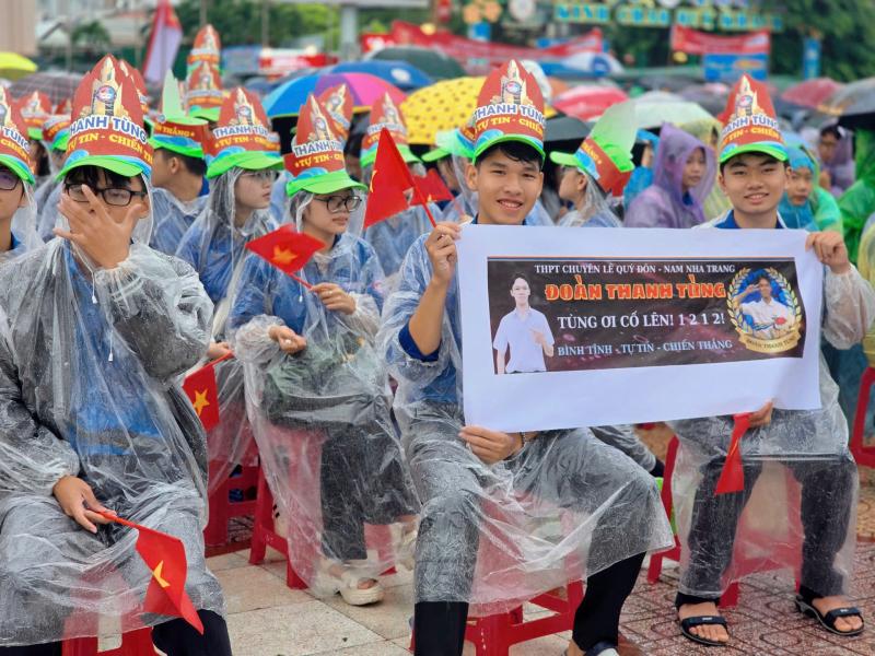 4.000 học sinh Khánh Hòa đội mưa 'cháy' hết mình cổ vũ Đoàn Thanh Tùng - Ảnh 7.