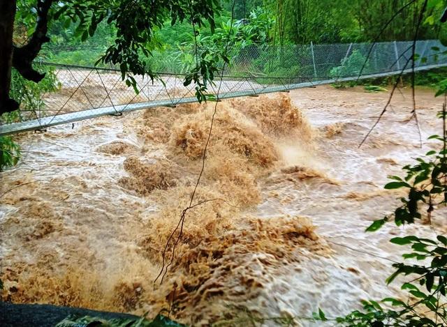 Đà Nẵng: Sạt lở gây cô lập nhiều nơi, sơ tán hàng trăm người dân - Ảnh 5.