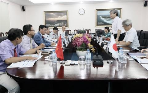 Trường ĐH 'trải thảm' để thu hút chuyên gia - Ảnh 2.