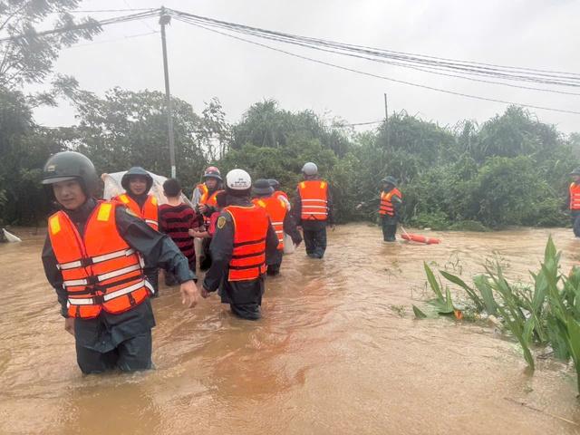 TP.Huế nước lũ lên nhanh nhiều tuyến đường đã biến thành sông - Ảnh 5.