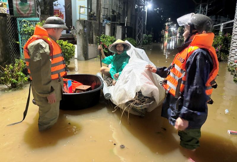 Đà Nẵng: 'Rốn lũ' bị nước lũ bao vây, 4.300 người dân bị cô lập hoàn toàn - Ảnh 1.