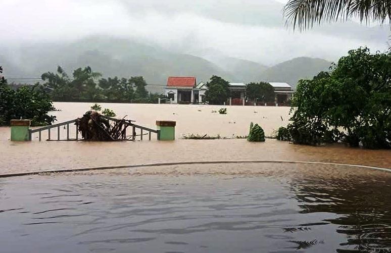 Đà Nẵng: 'Rốn lũ' bị nước lũ bao vây, 4.300 người dân bị cô lập hoàn toàn - Ảnh 11.
