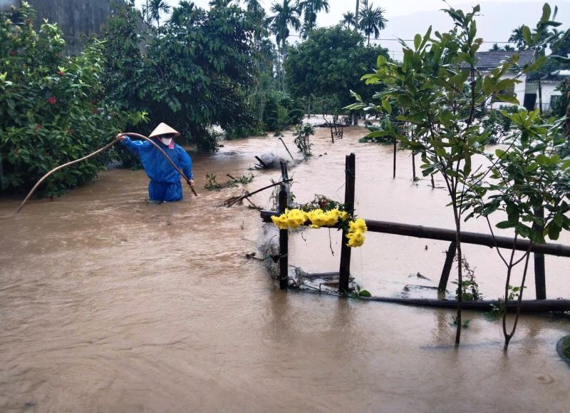 Đà Nẵng: 'Rốn lũ' bị nước lũ bao vây, 4.300 người dân bị cô lập hoàn toàn - Ảnh 13.