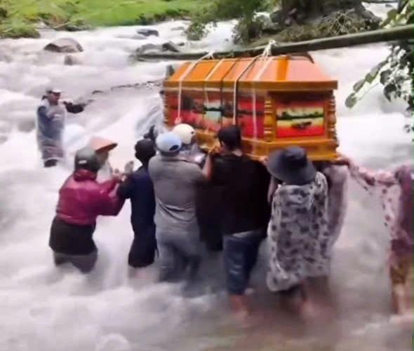 Đà Nẵng: Xót xa cảnh gồng mình khiêng quan tài vượt lũ dữ đi an táng- Ảnh 2.