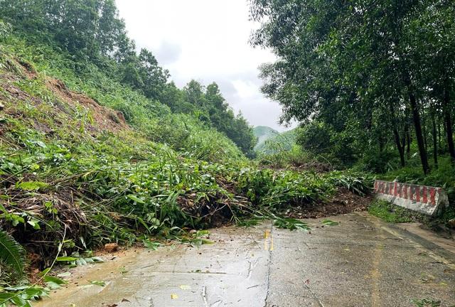 Bờ biển Hội An bị xâm thực sâu gần 30 m, nhiều tuyến giao thông tê liệt - Ảnh 2.