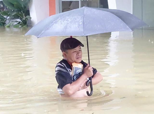Ngập lụt tại TP . Huế: Người dân gồng mình chống chọi với mưa lũ kéo dài - Ảnh 6.
