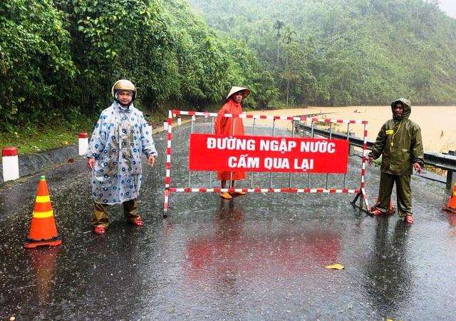 Đường Hồ Chí Minh đoạn qua Đà Nẵng ngập sâu 1,5 m, giao thông tê liệt - Ảnh 2.