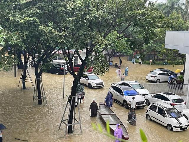 Ngập lụt tại TP . Huế: Người dân gồng mình chống chọi với mưa lũ kéo dài - Ảnh 4.