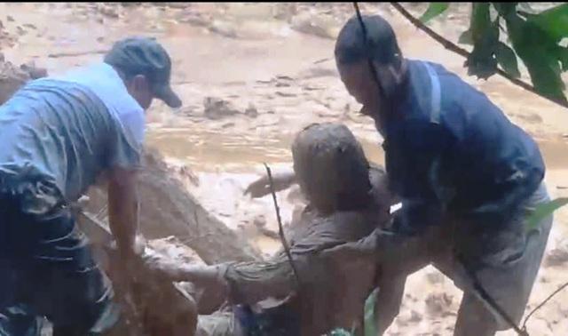 Đà Nẵng: Thêm một vụ sạt lở núi nghiêm trọng vùi lấp người điều khiển xe múc- Ảnh 1.