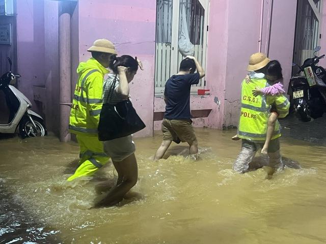 Xúc động tiếng gọi "Chị ơi đừng ngủ nghe!” của anh công an trong lũ lịch sử- Ảnh 1.