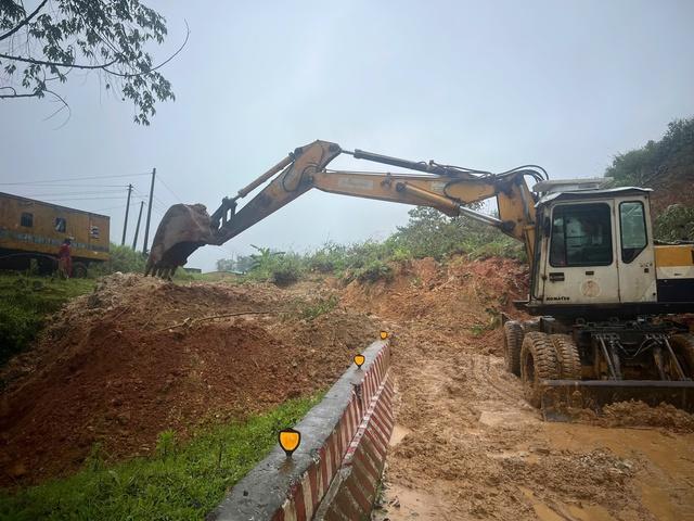 Tiếp tục sạt lở 4 điểm trên đèo Lò Xo, một xe múc bị mắc kẹt- Ảnh 2.